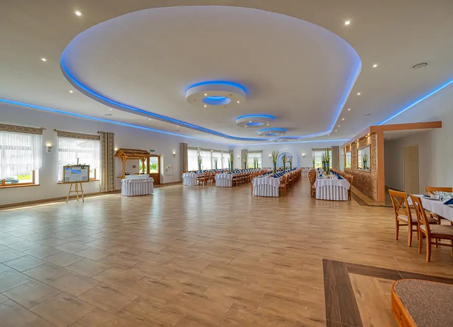 Sala bankietowa w jasnej aranżacji